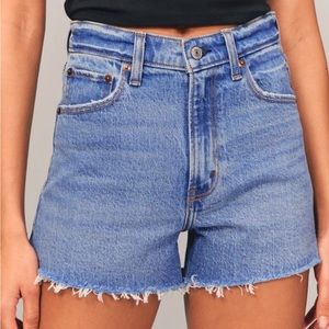 Abercrombie & Fitch 90’s Relaxed Cutoff Short - high rise, light wash, size 31